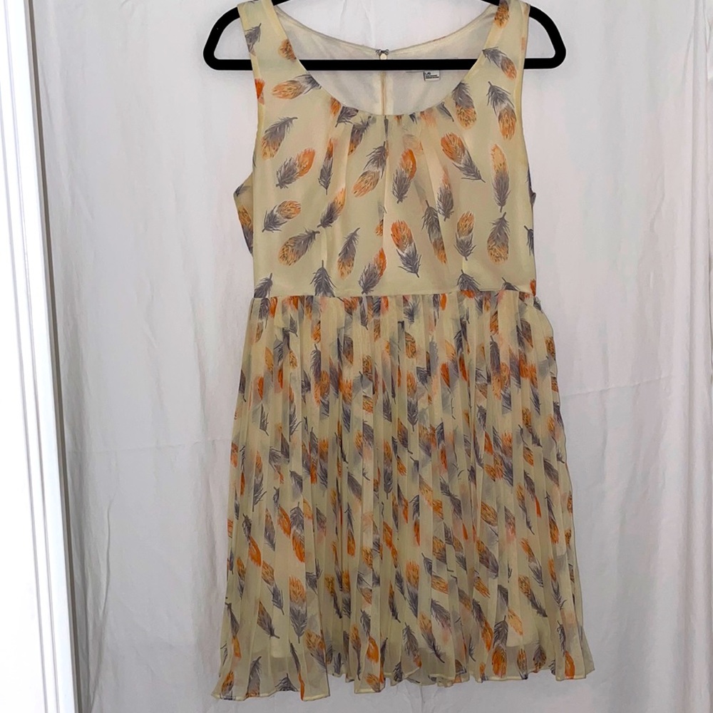 Forever 21 Cream Dress w/Grey and Peach Feather Design Size L